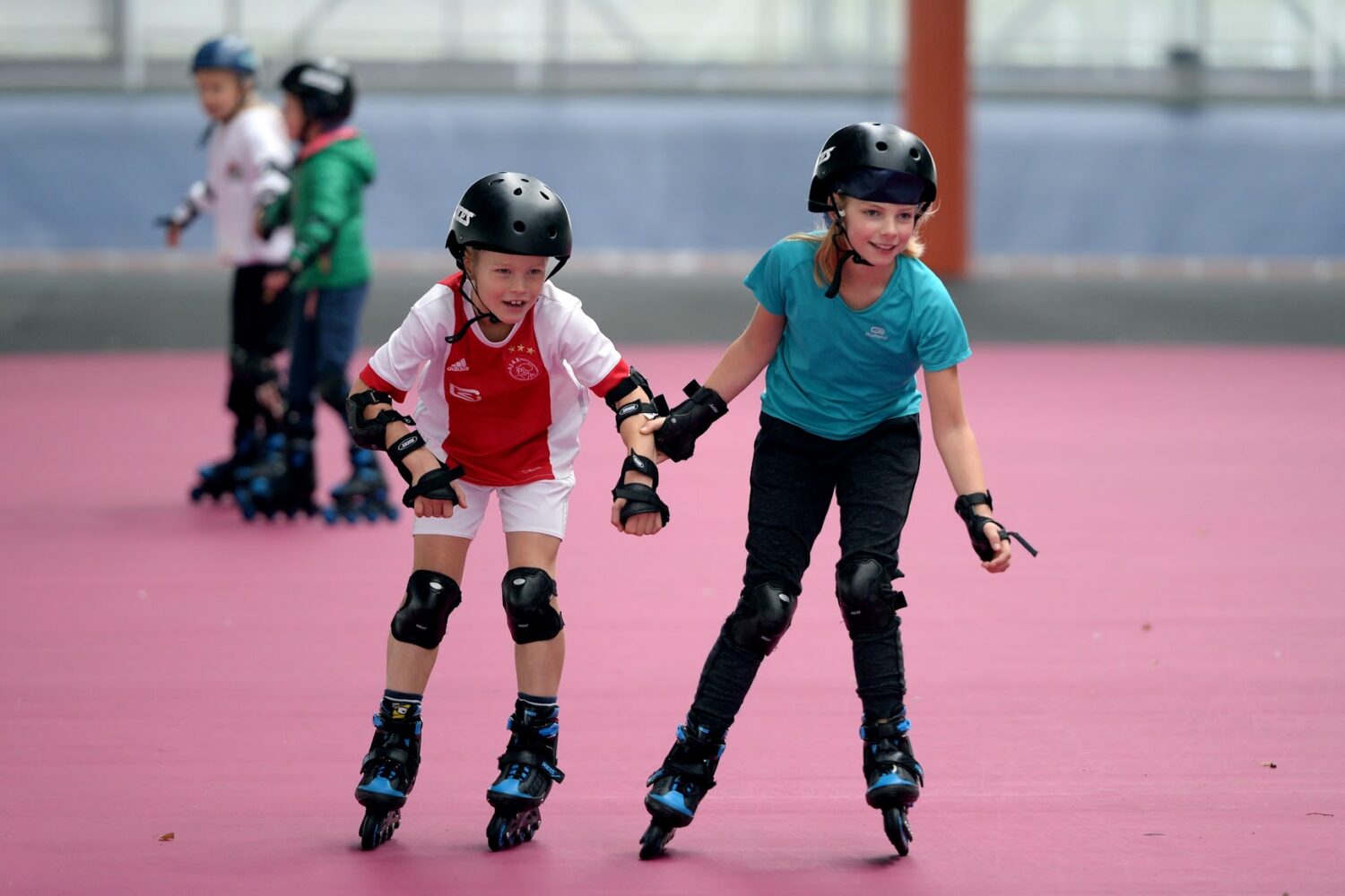 Kinderen skeeleren in Waadhoeke